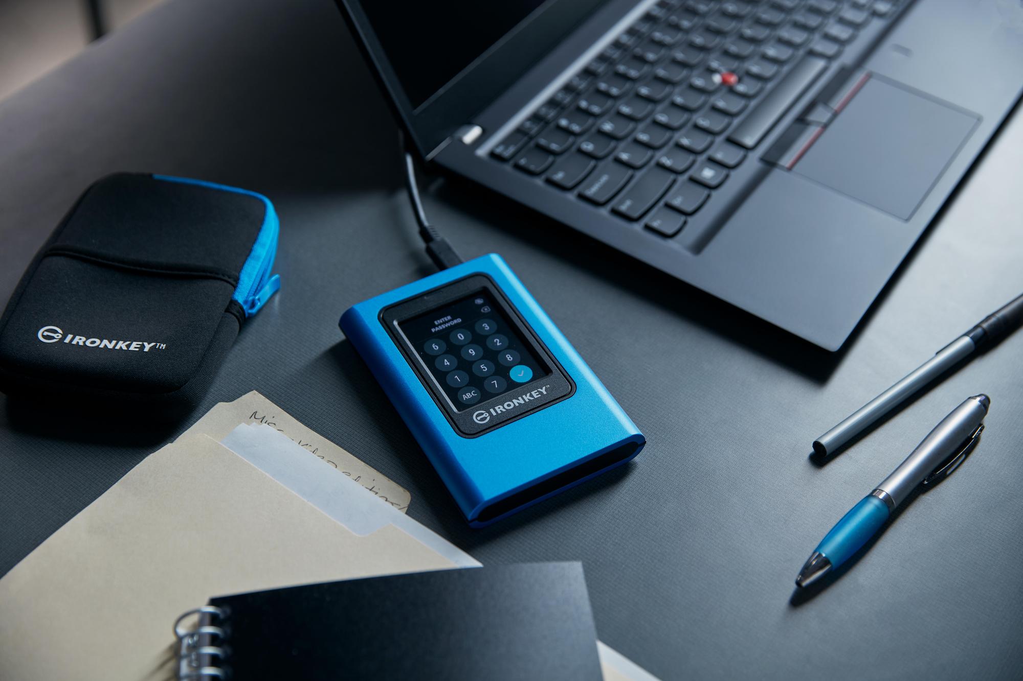 Kingston Externe SSD IronKey Vault Privacy 7680GB / IKVP80ES/7680G Blau