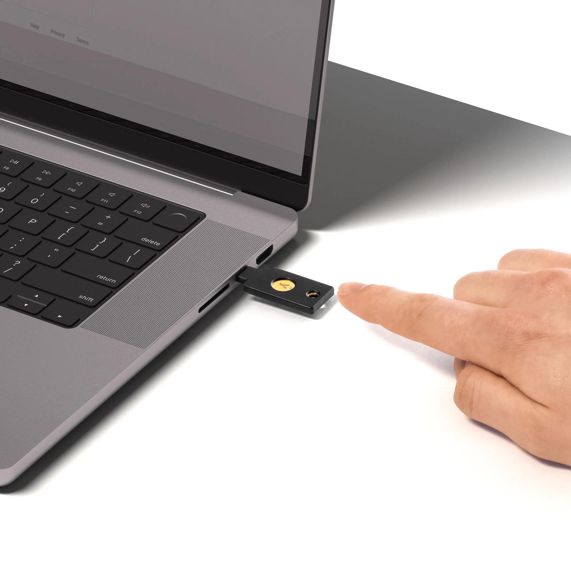 Yubico Clave de seguridad Security Key C NFC / 100957 Negro