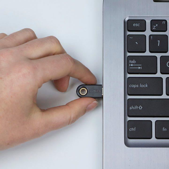 Yubico Clave de seguridad YubiKey 5C / 100886 Negro