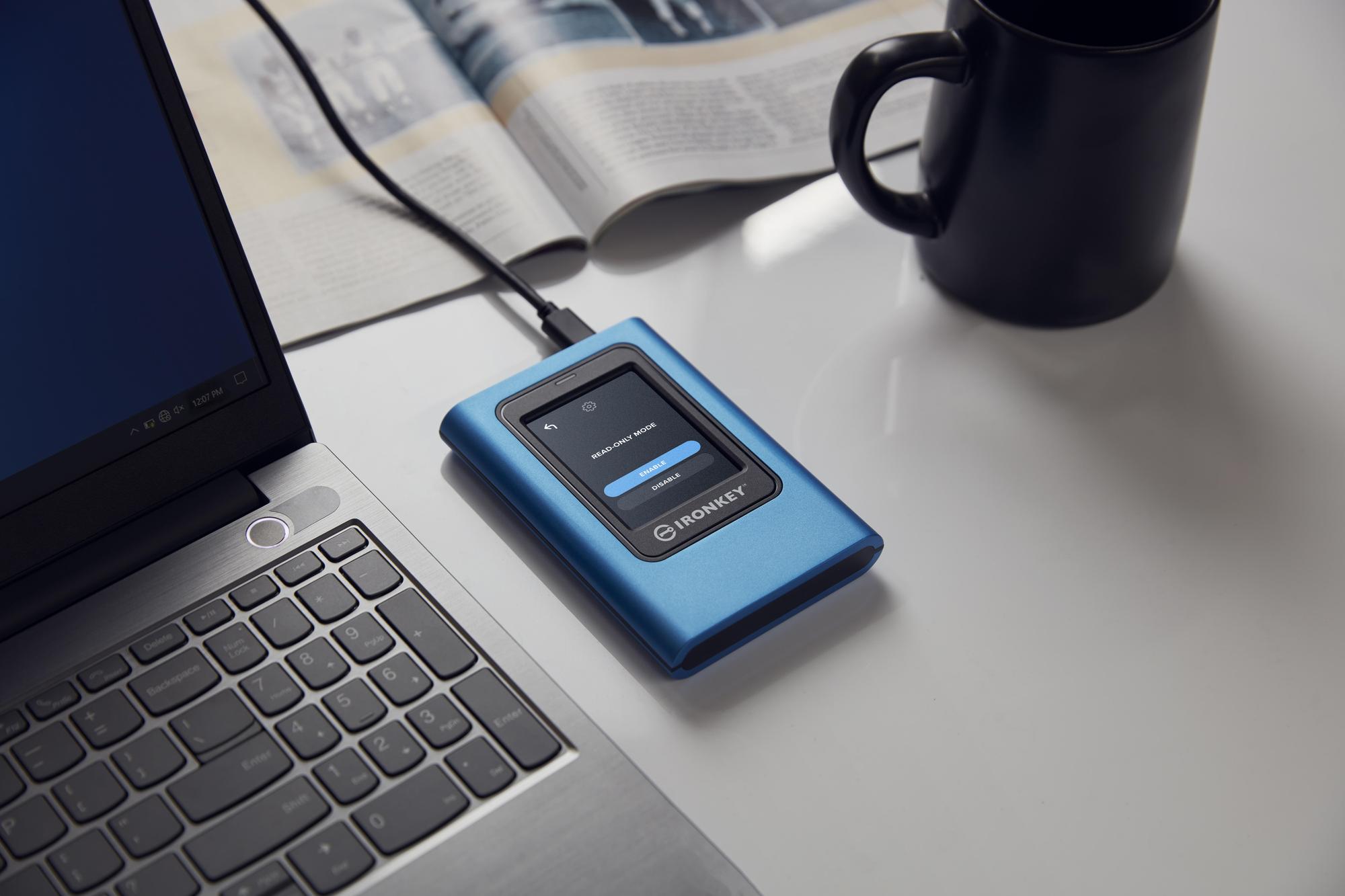 Kingston Externe SSD IronKey Vault Privacy 7680GB / IKVP80ES/7680G Blau