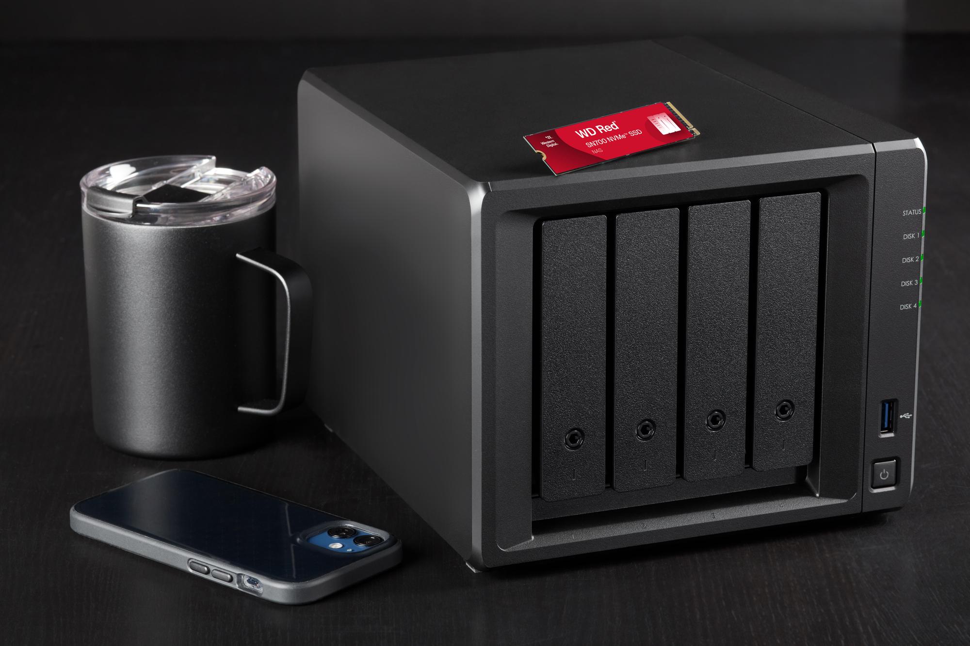 Western Digital SSD M.2 SN700 2TB / WDS200T1R0C Rojo