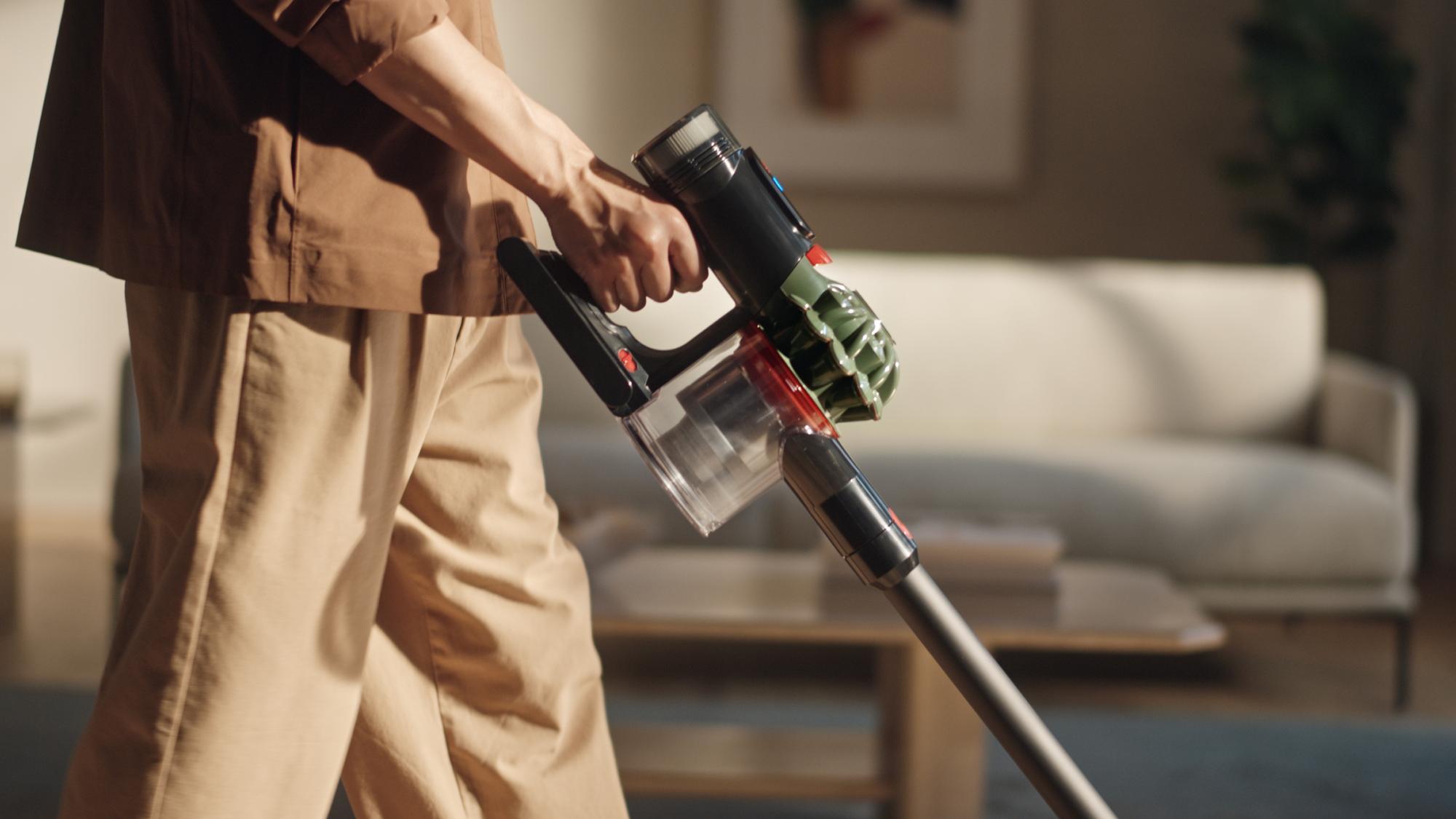Dyson Stabstaubsauger V8 Cyclone / 494706-01 Schwarz