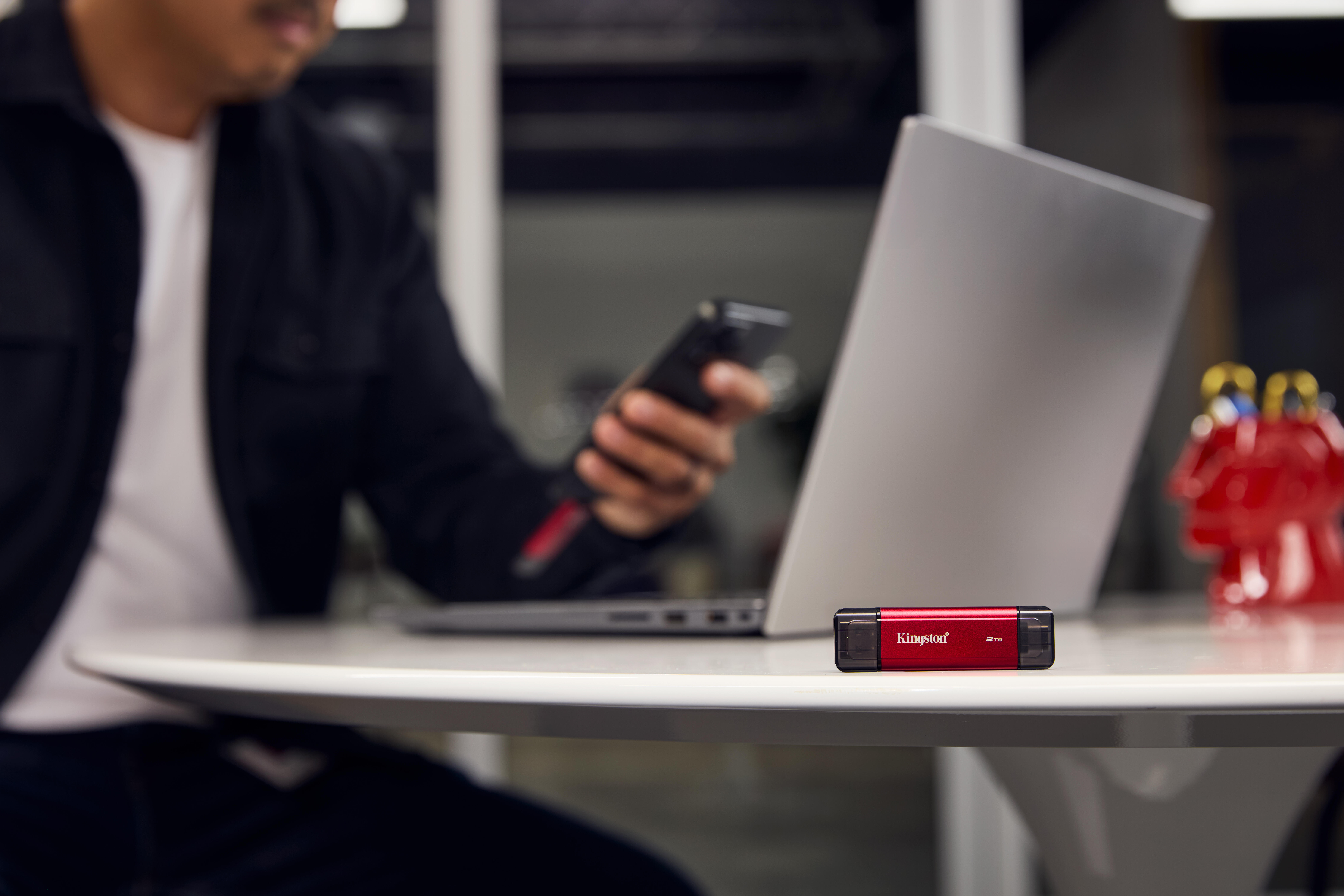 Kingston SSD esterno Dual Portable 2TB / SPSD/2TB Nero, rosso