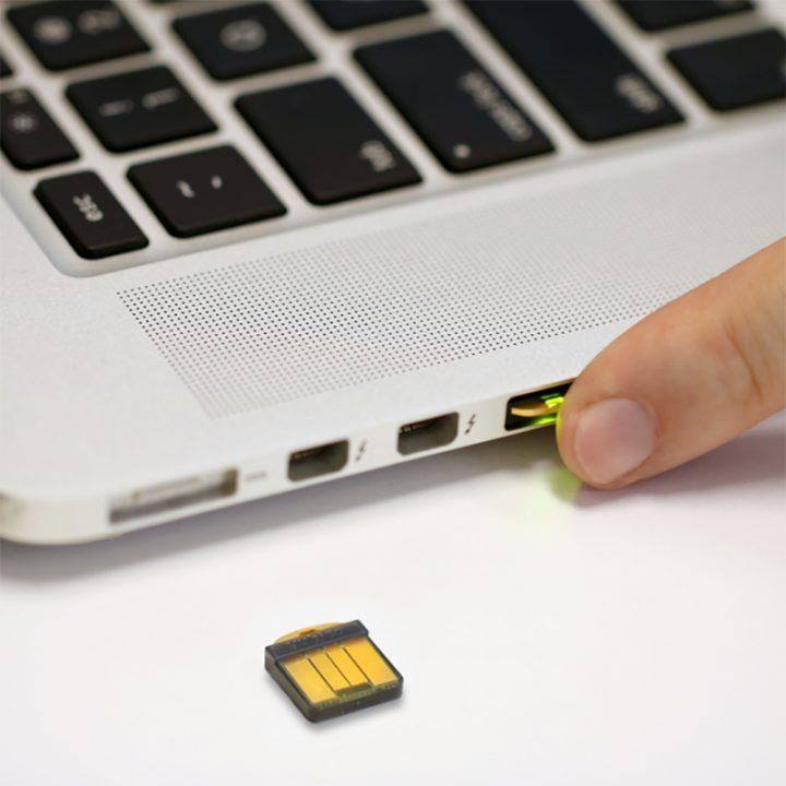 Yubico Sicherheitsschlüssel YubiKey 5 Nano / 100854 Schwarz, Gold S