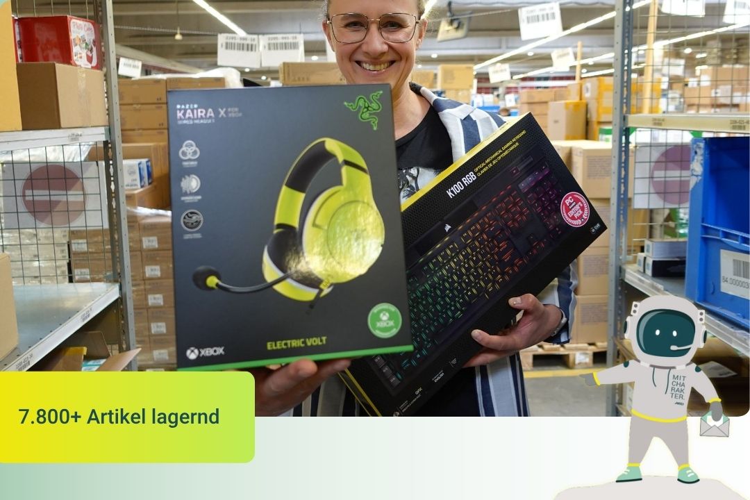 Person zeigt Ware im Lager