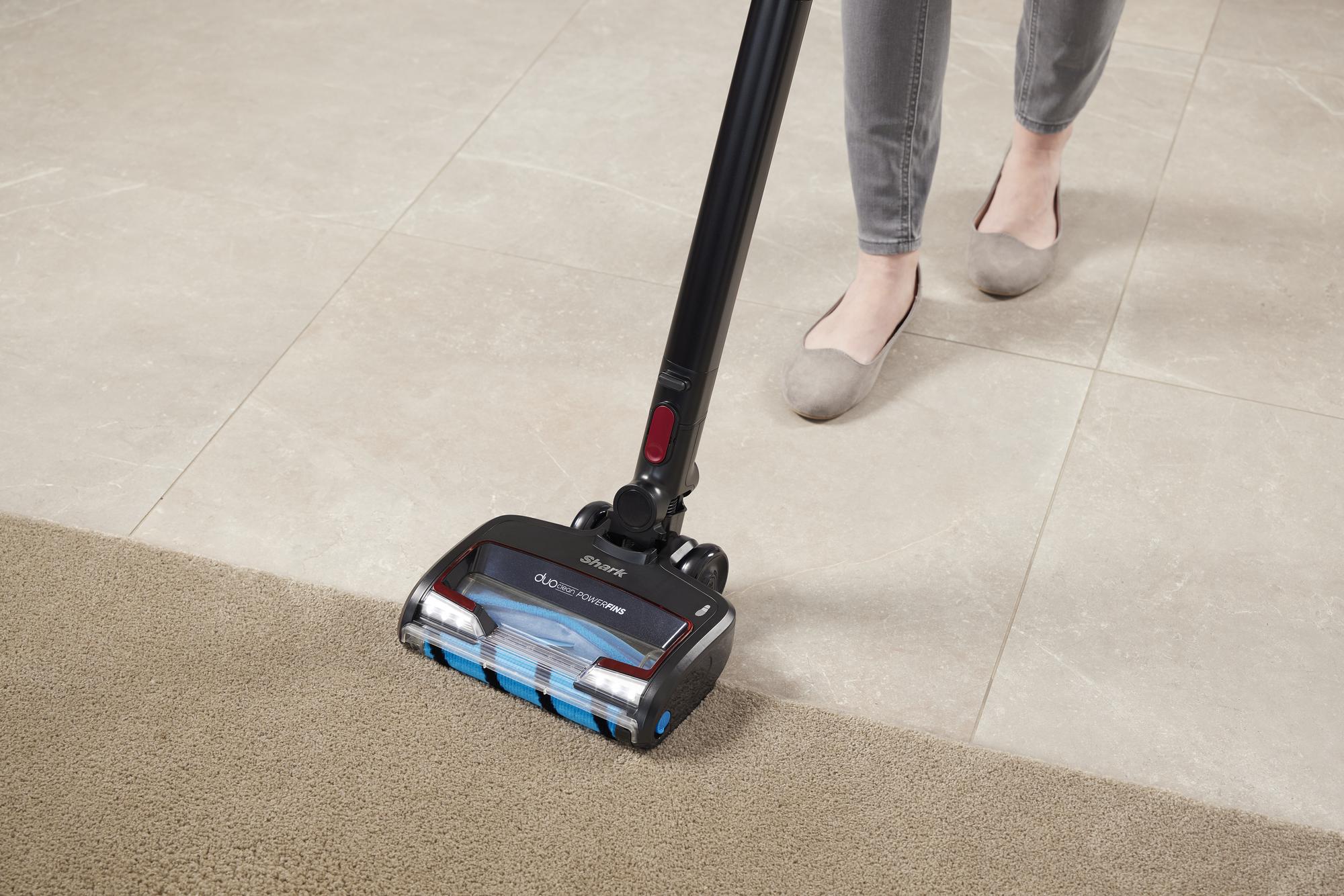 SharkNinja Aspirapolvere a bastone Shark DuoClean PowerFins / IZ300EUT Nero, Borgogna