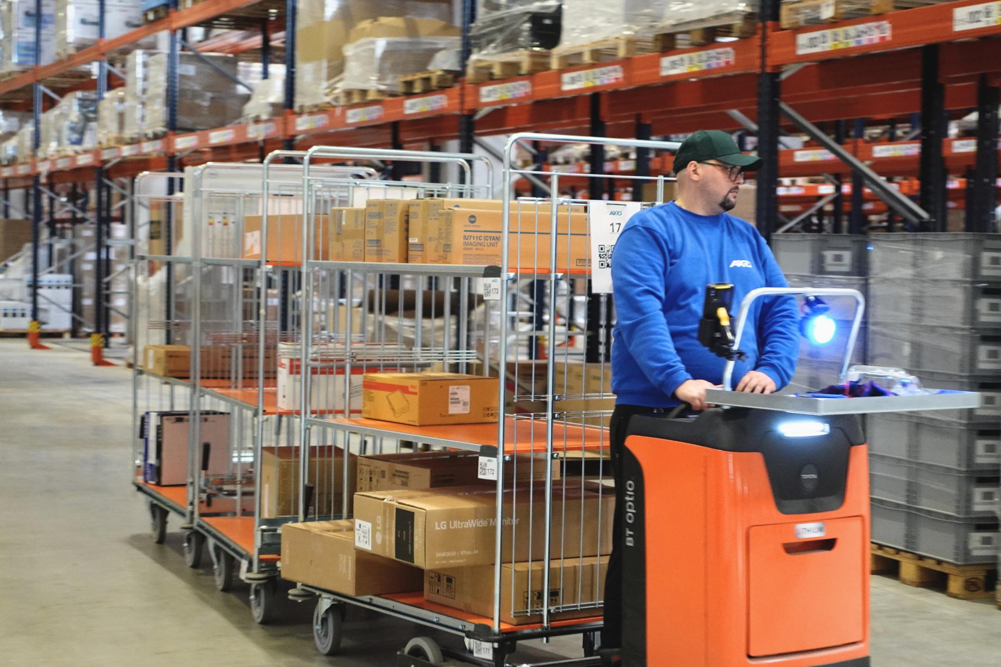 Mitarbeiter befördert Ware im Lager