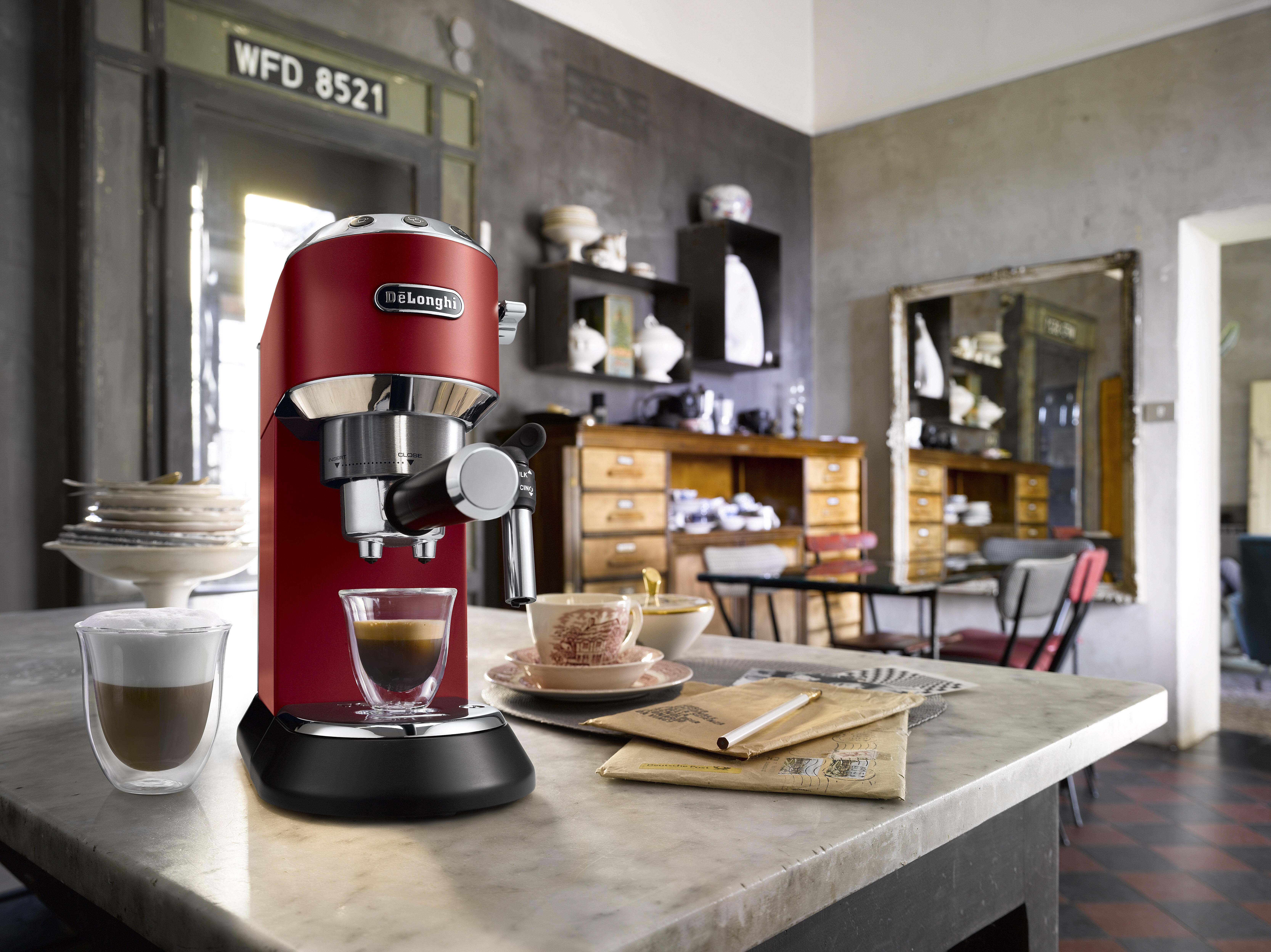 De’Longhi Fully automatic coffee machine EC685.R / EC685.R Black, red, silver