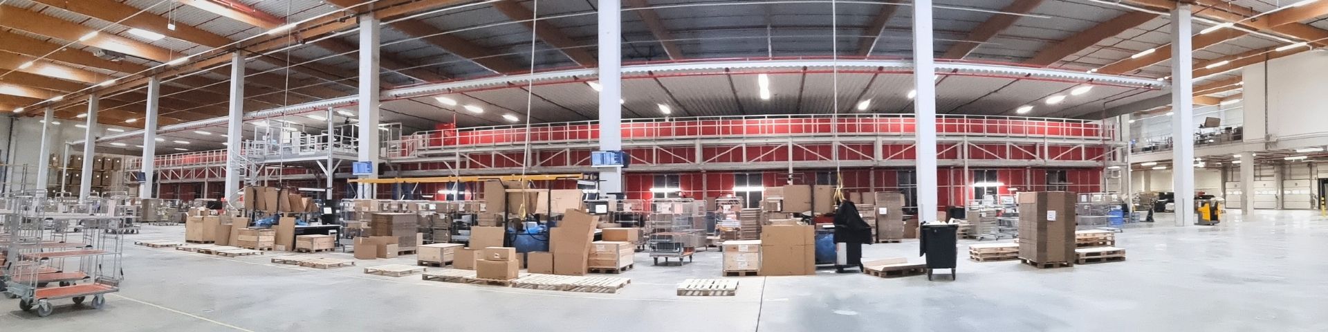 Next Level Logistik Panoramablick auf unseren Autostore im 20000 m2 großen Zentrallager