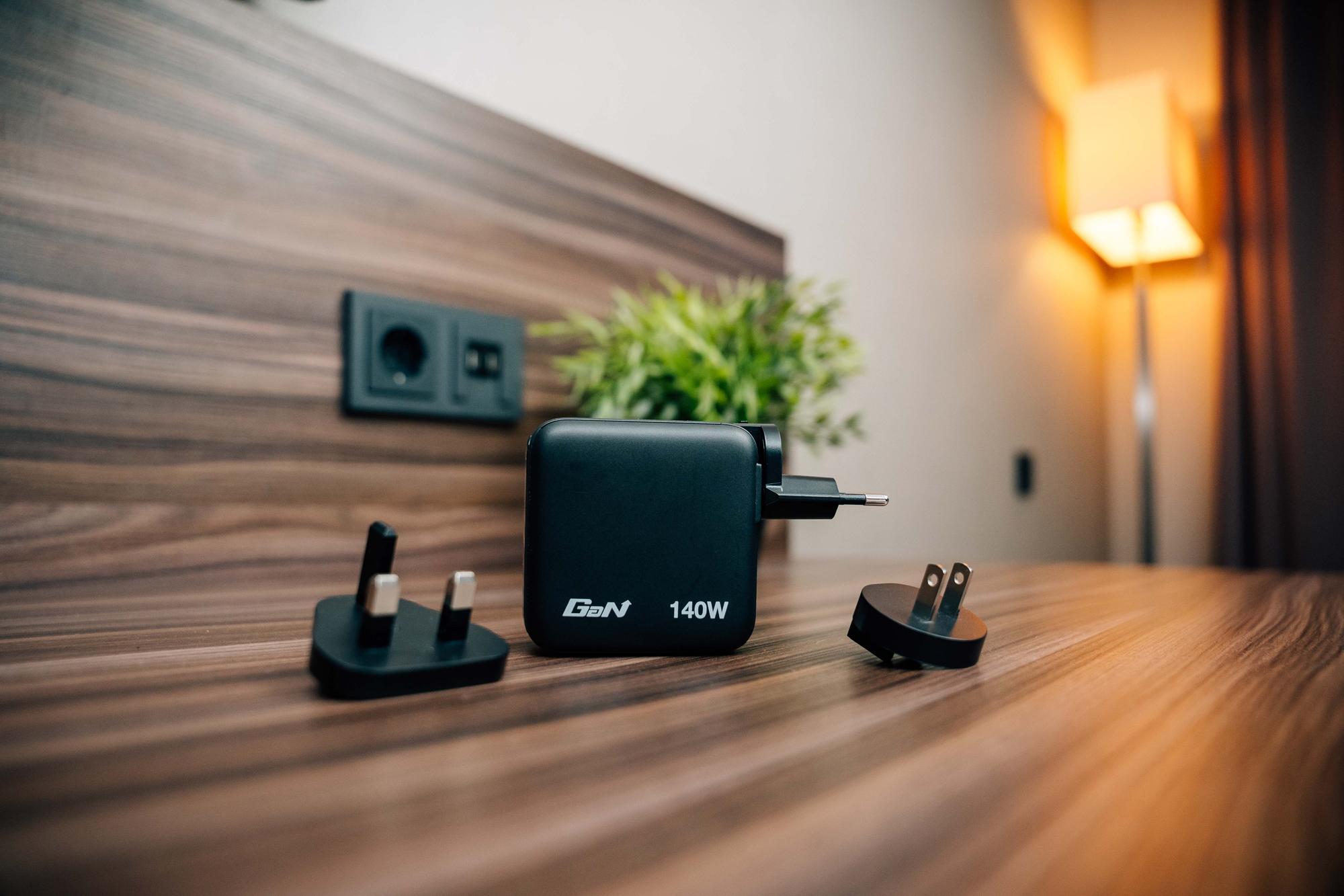 Verbatim Mini Display 140W mit Kabel / 30240 Noir