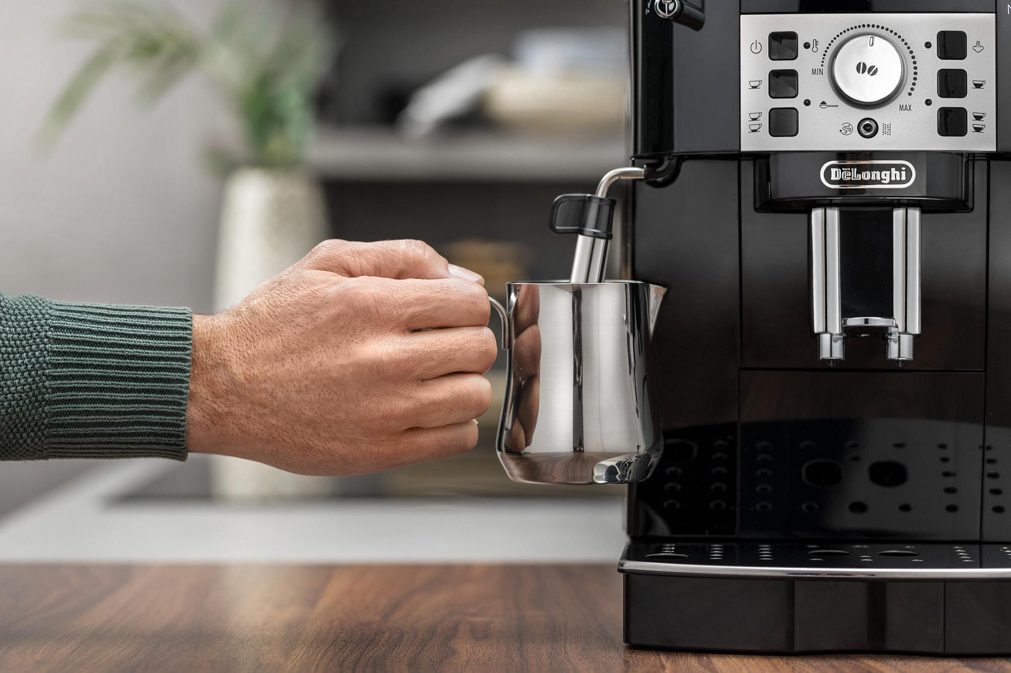 De'Longhi Macchina da caffè completamente automatica Magnifica S / ECAM21.110.B Nero