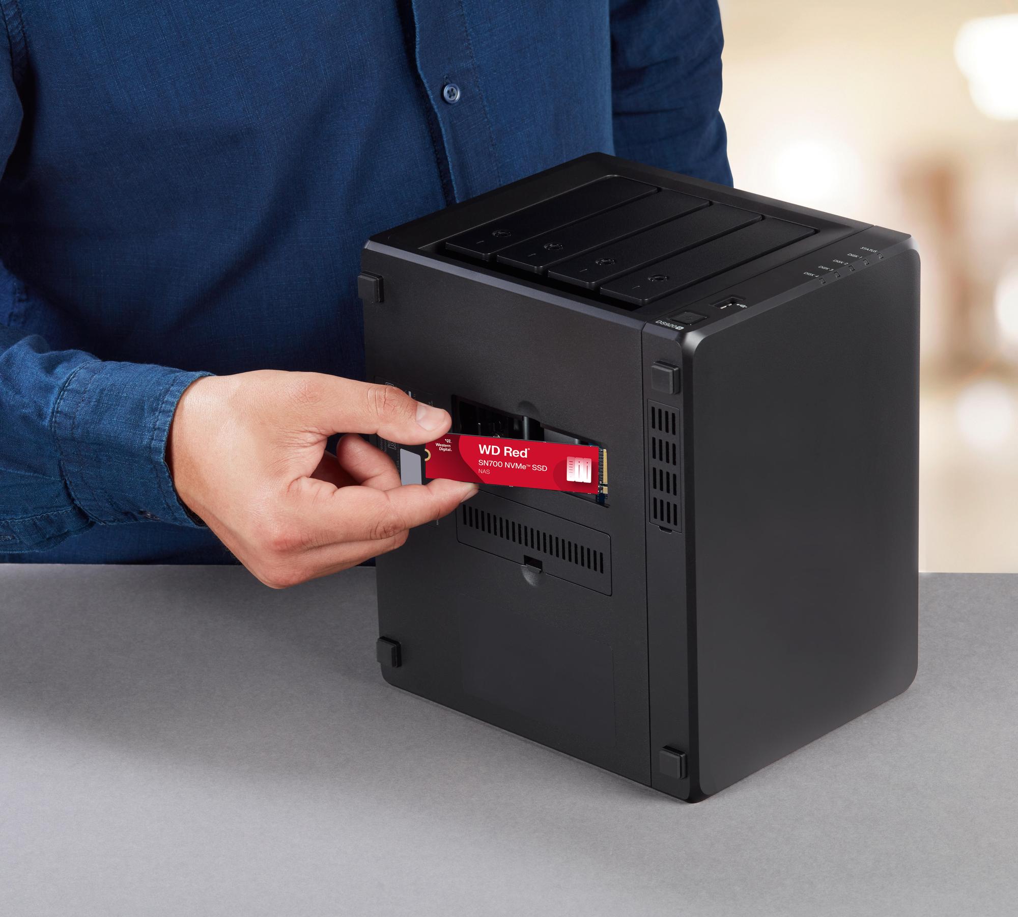 Western Digital SSD M.2 SN700 2TB / WDS200T1R0C Rojo