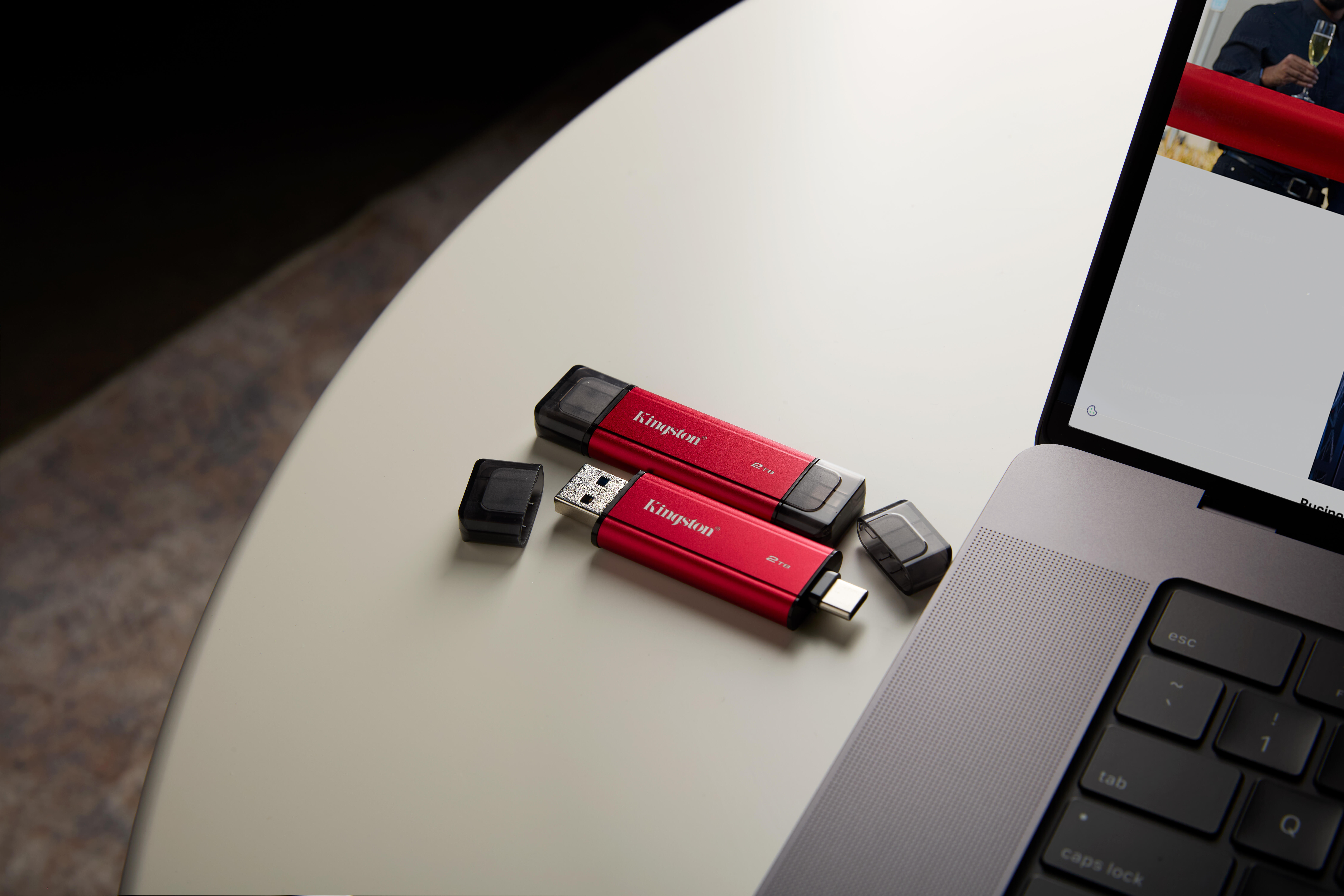 Kingston SSD esterno Dual Portable 2TB / SPSD/2TB Nero, rosso
