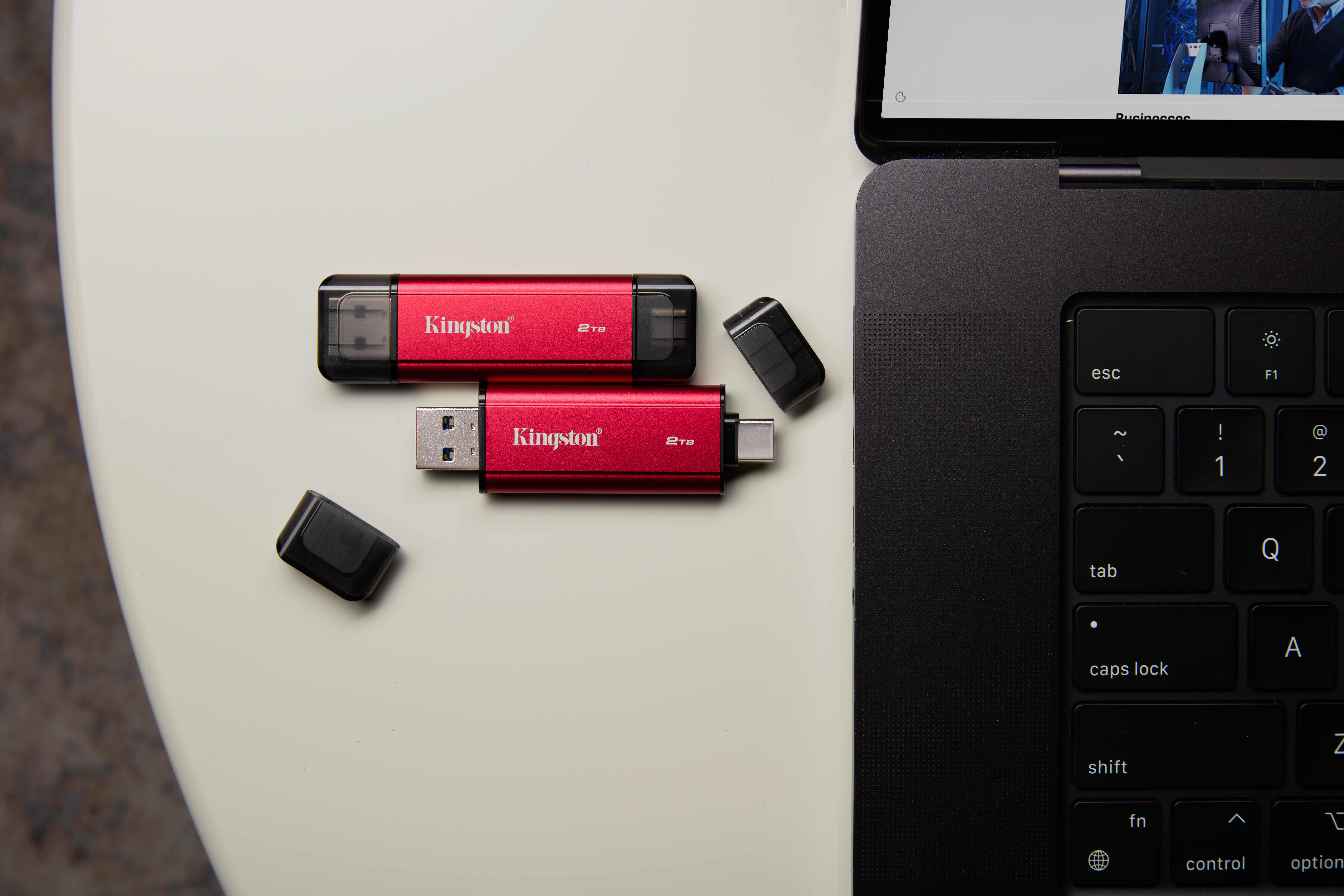 Kingston SSD esterno Dual Portable 2TB / SPSD/2TB Nero, rosso